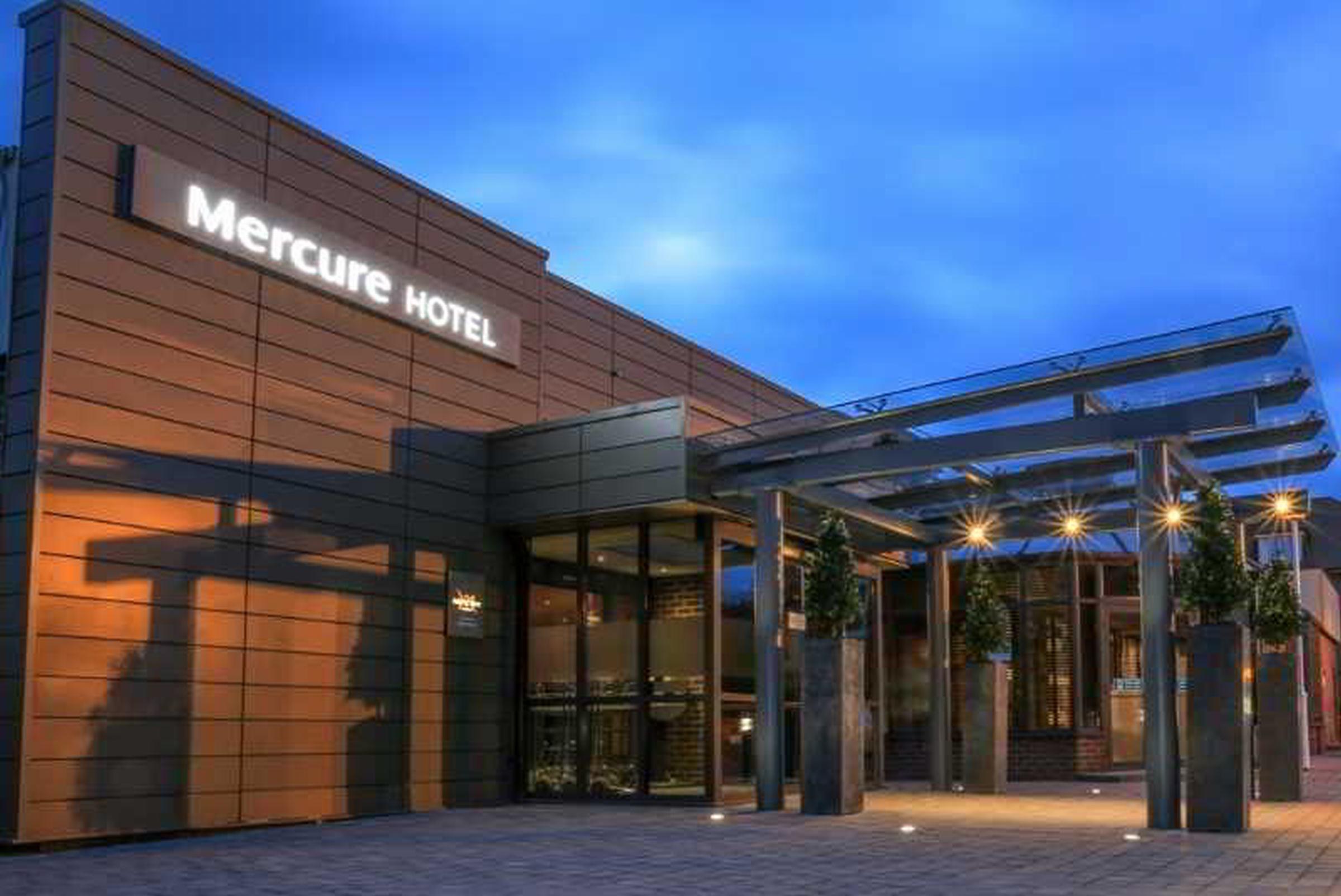 Mercure London Heathrow Airport Hillingdon Esterno foto